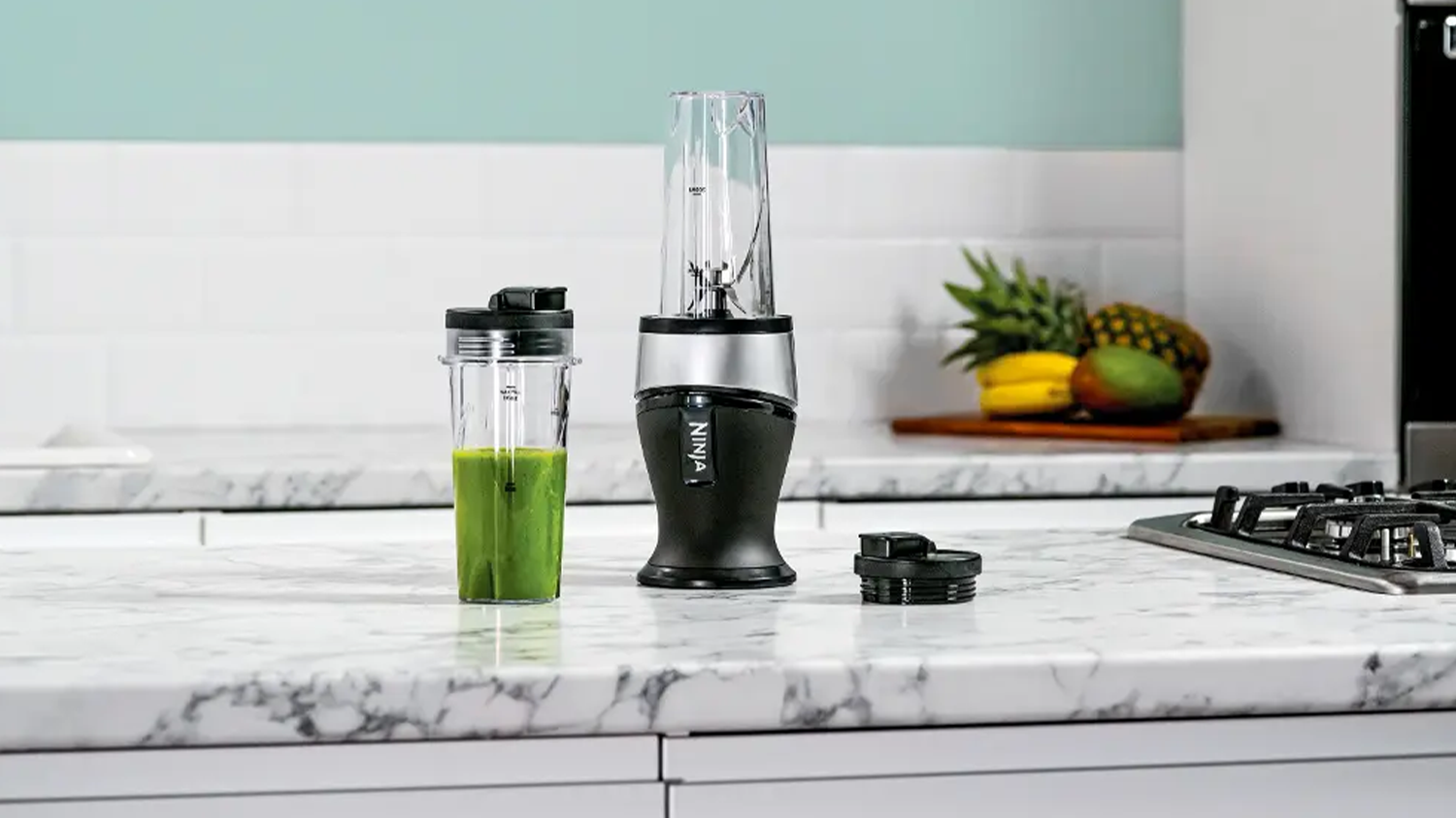 Smoothie mix&eacute;r Ninja QB3001EUS čern&yacute; s připraven&yacute;m smoothie
