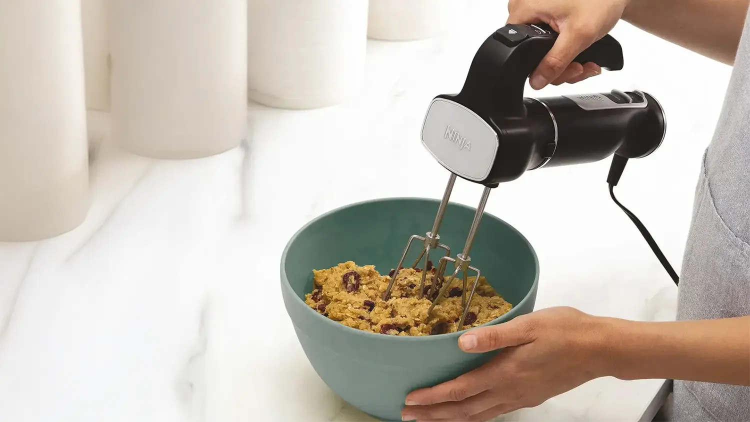 Člověk připravující smoothie s mixérem Ninja CI100EU Foodi 3v1