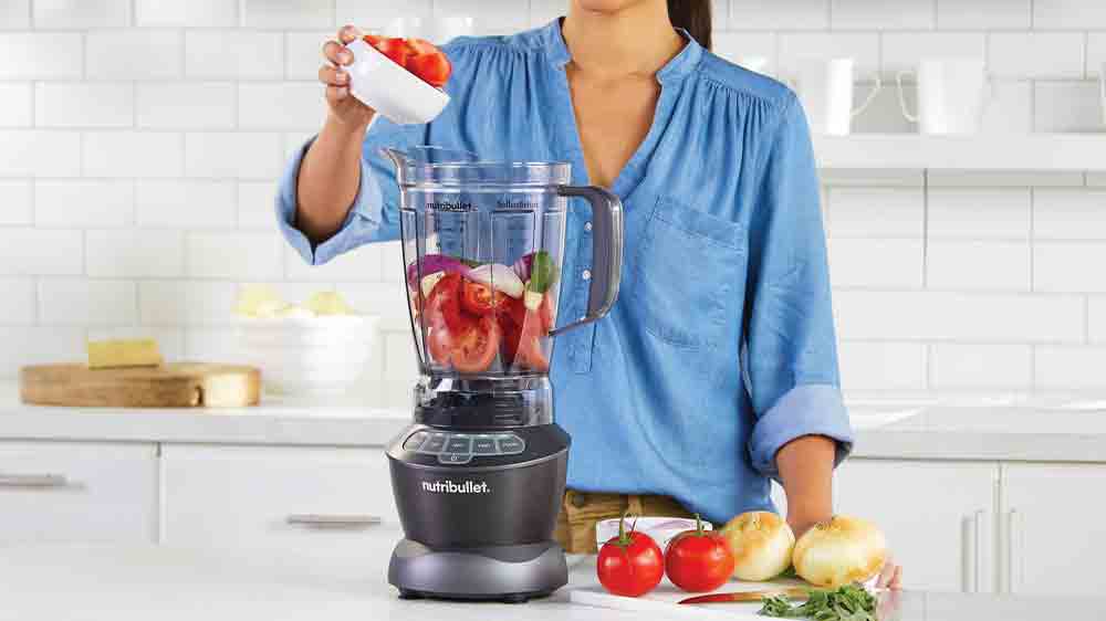 Žena vklad&aacute; zeleninu do stoln&eacute;ho mix&eacute;ra Nutribullet NBF500DG_02