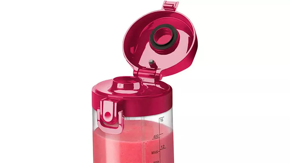 Pohled na zacvakávací víčko nádoby u stolního mixéru Nutribullet NBP003.B_03