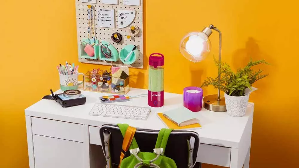 Stolní mixér Nutribullet NBP003.B na pracovním stole s hotovým zeleninovým smoothie_04