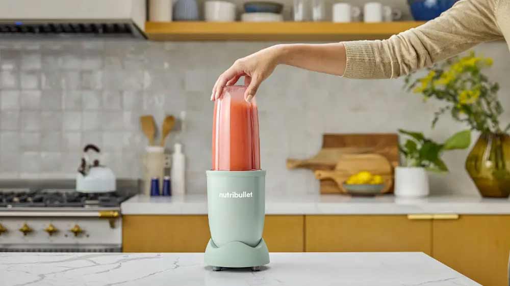 Stolní mixér Nutribullet Pro Mineral NB907MASL s ovocným smoothie v mixovací nádobě_03