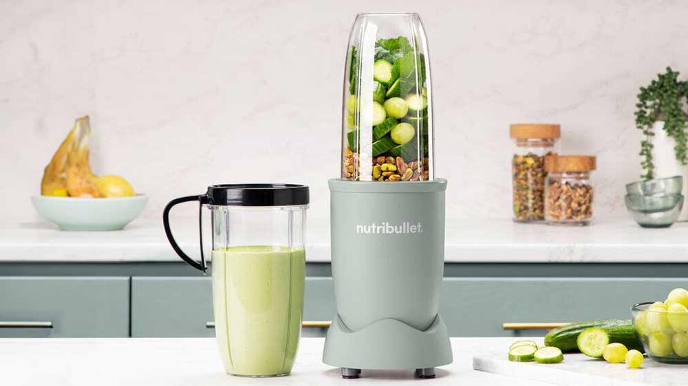 Stolní mixér Nutribullet Pro Mineral NB907MASL se zeleninou a oříšky v mixovací nádobě a hotové smoothie v cestovní lahvi_04