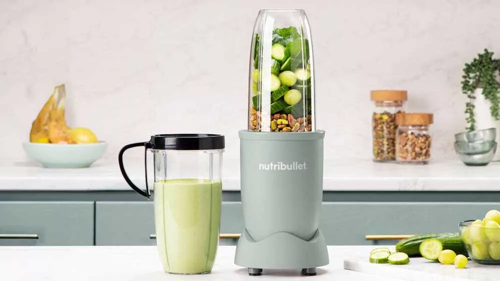 Stolní mixér Nutribullet Pro Mineral NB907MASN se zeleninou a oříšky v mixovací nádobě a hotové smoothie v cestovní lahvi_04