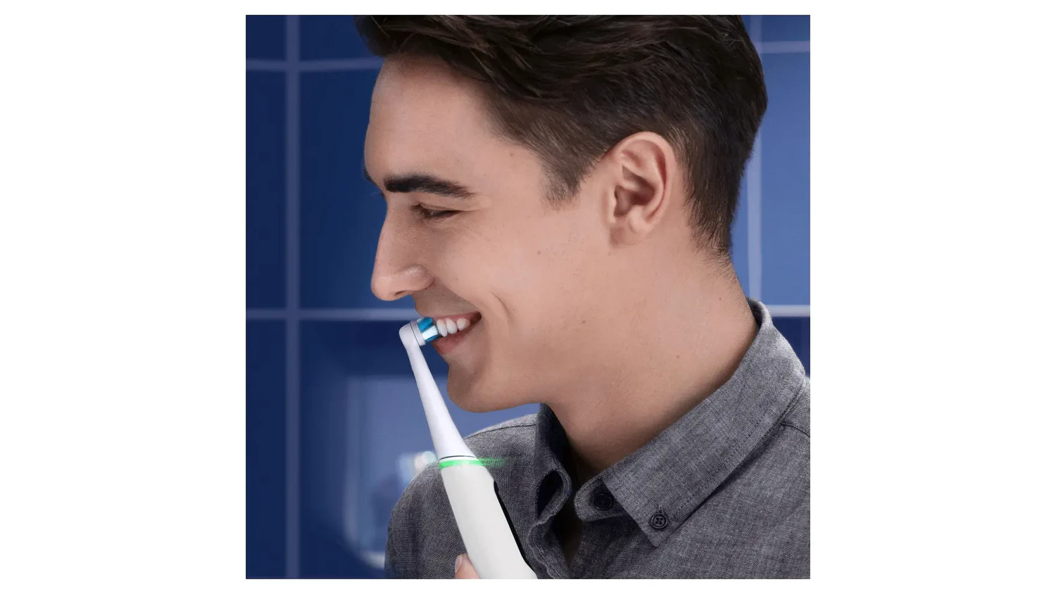Muž čistící si zuby s kartáčkem ORAL-B iO SERIES 6