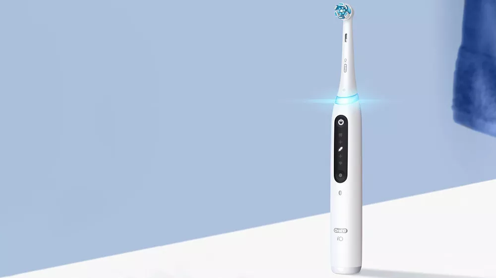 Elektrick&yacute; zubn&iacute; kart&aacute;ček ORAL-B iO Series 5 Quite White + cestovn&iacute; pouzdro