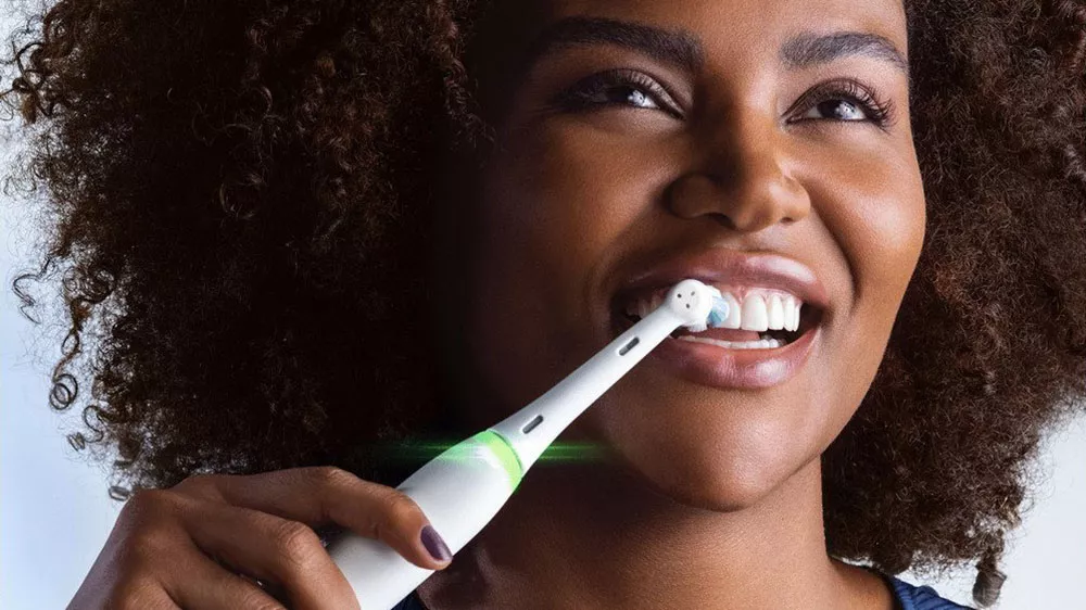 Elektrick&yacute; zubn&iacute; kart&aacute;ček ORAL-B iO Series 5 Quite White + cestovn&iacute; pouzdro