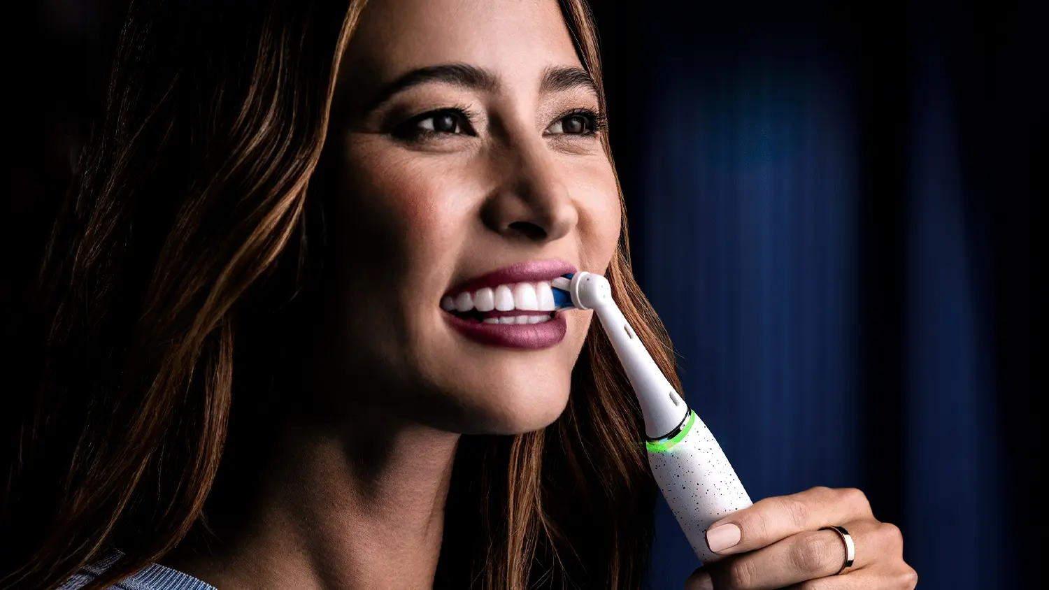 Žena čistící si zuby kartáčkem Oral-B iO 10