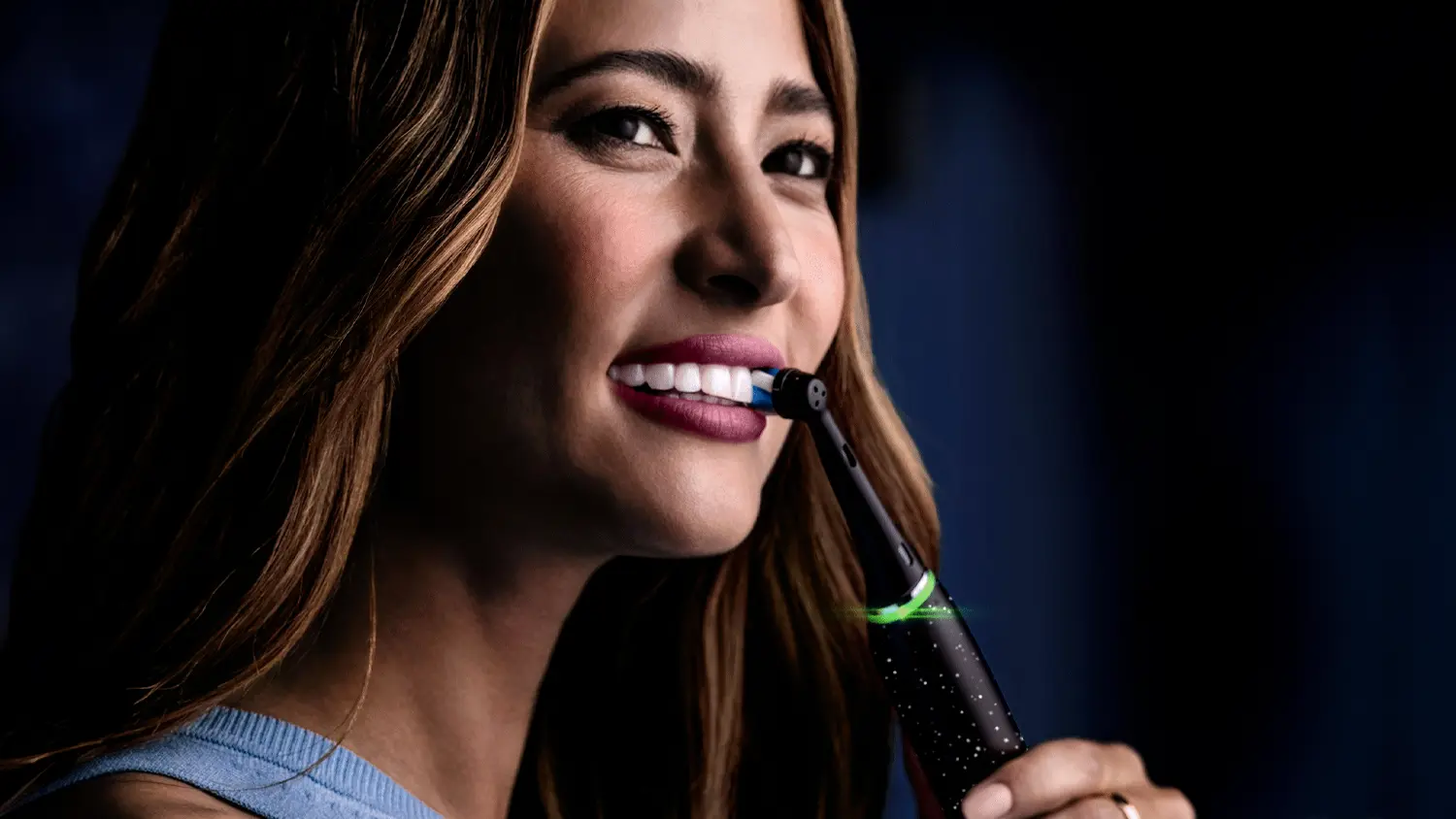 Žena čistící si zuby kartáčkem Oral-B iO 10
