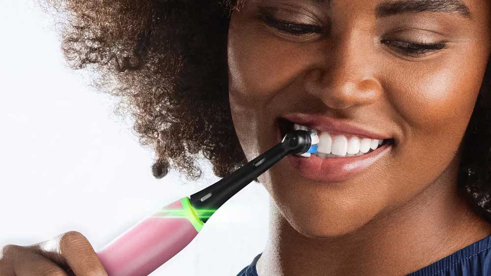 Slečna čistící si zuby zubním kartáčkem Oral-B iO Series 5_03