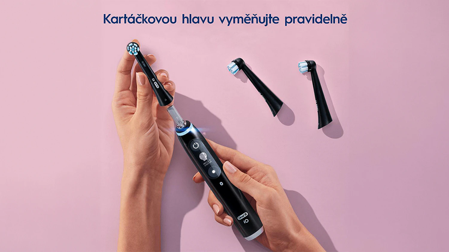 Člověk vyměňující hlavici Oral-B iO Ultimate Clean na kartáčku