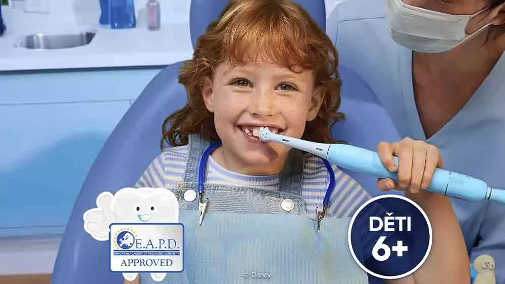 Dievča a zubárka so zubnou elektrickou kefkou Oral-B iO Kids 6+ Stitch_04