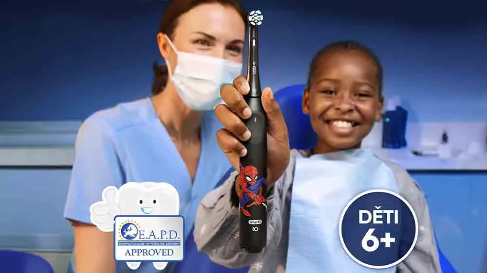 Chlapec a zubárka so zubnou elektrickou kefkou Oral-B iO Kids 6+ Spiderman_04