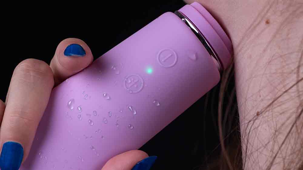 Žena používající rotační silikonový čistič Orava Venere_03