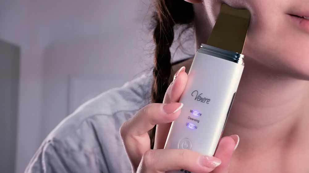 Žena používající sonický čistič pleti Orava Venere-1_02