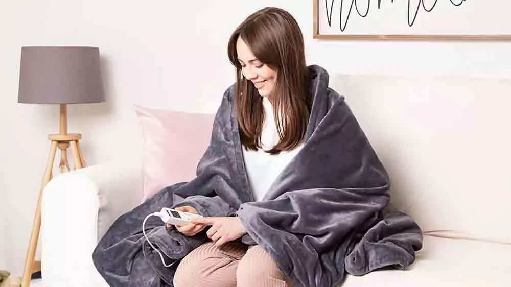Žena relaxující ve vyhřívané dece