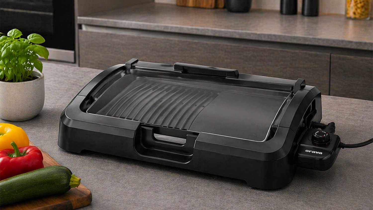 Elektrick&yacute; gril stoln&iacute; Orava EG-1300 v kompaktn&iacute;m proveden&iacute; um&iacute;stěn&yacute; v modern&iacute; kuchyni