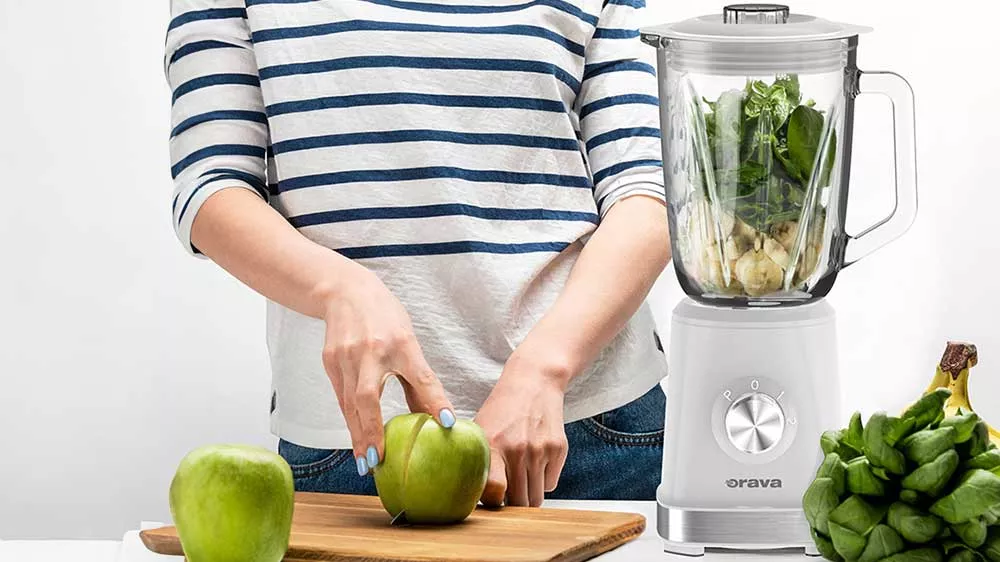 Žena krájí ingredience do stolního mixéru Orava RM-208 W_03