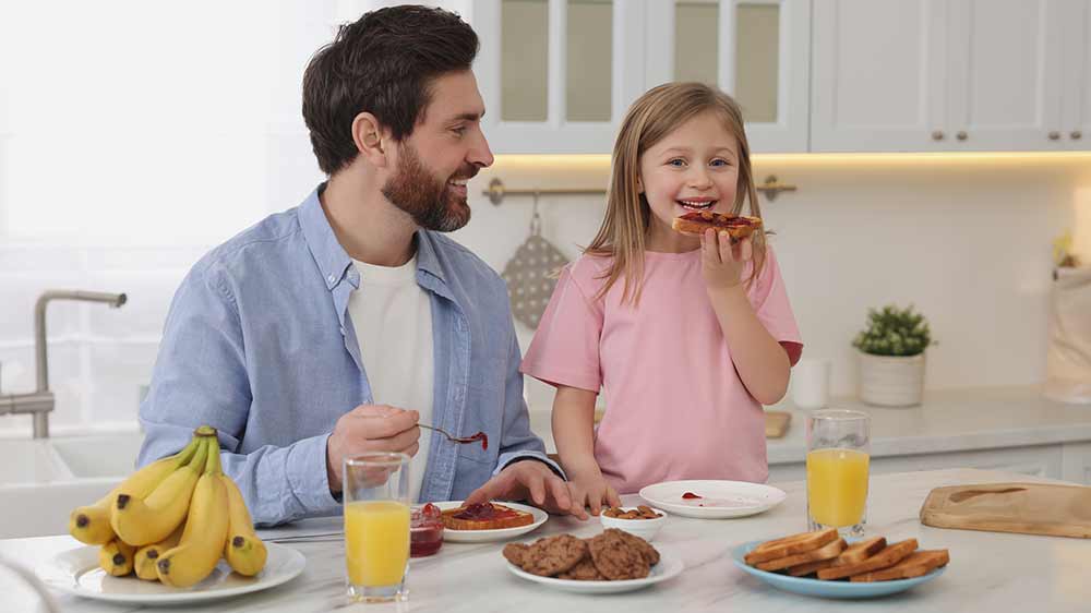 Otec s dcerou snídaní toasty_02