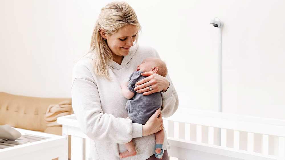 Matka s novorozencem v náručí_02