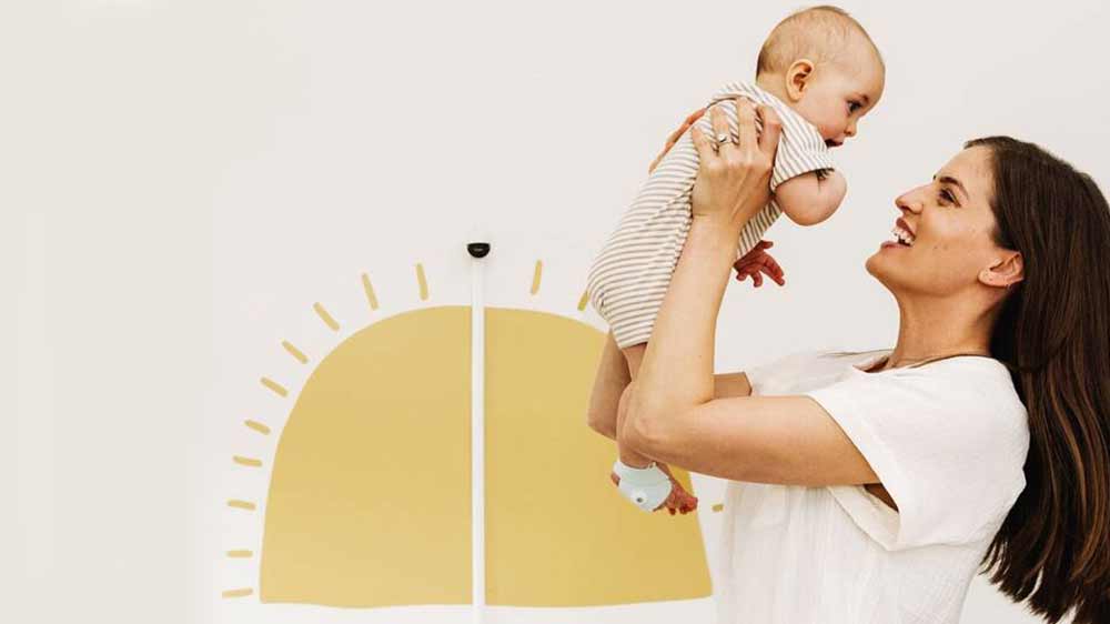 Matka a miminko s chytrou ponožkou Owlet Dream Sock_03