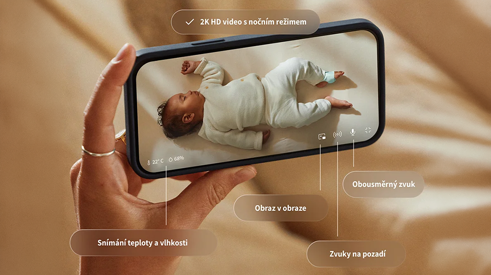 Ruka držící telefon s náhledem na video přenášené z kamery do mobilu s detailem na funkce a měření