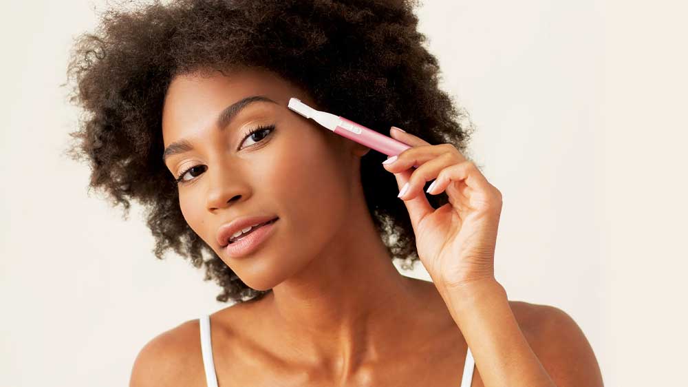 Mladá žena upravující si obočí pomocí dámského holicího strojku Palmperfect Beautytrimm_02