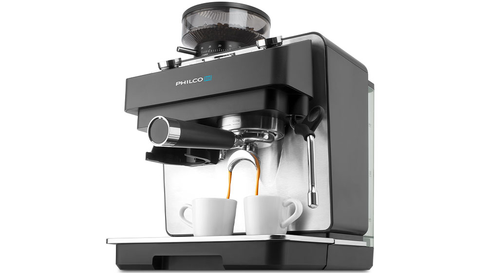 Kávovar dělající kávu_08