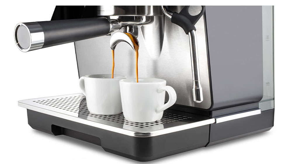 Kávovar dělající kávu_10