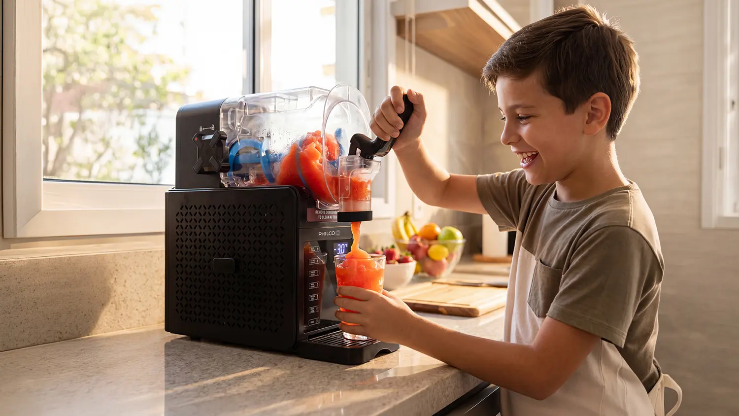 Jednoduché ovládání výrobníku ledové tříště Slushie Machine Philco PSM 1712