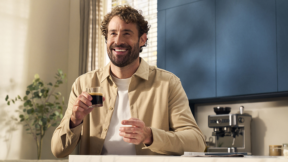 Muž s kávou u okna_05