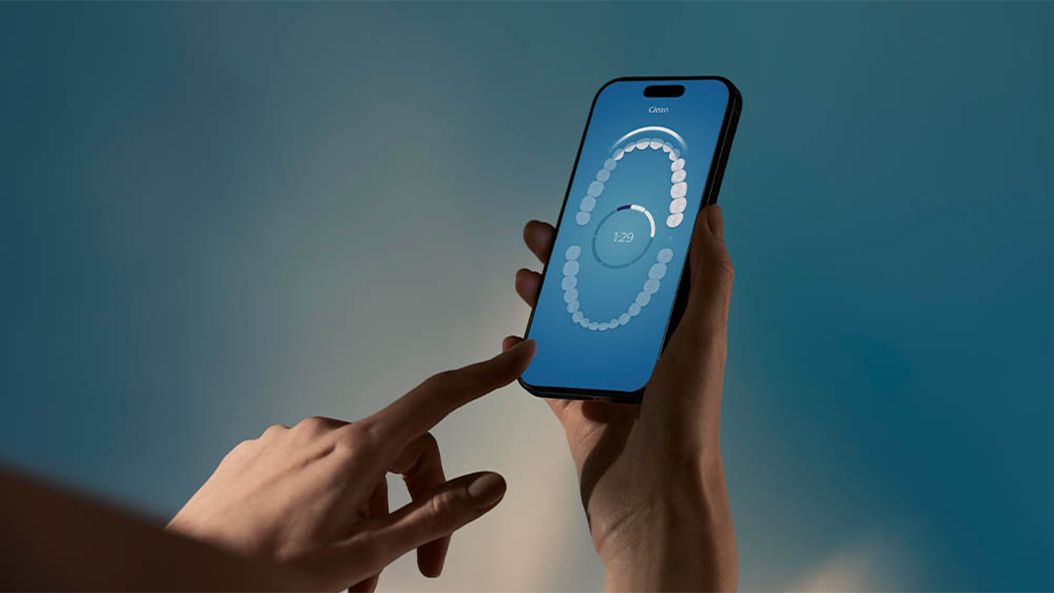 Osoba použ&iacute;v&aacute; mobiln&iacute; aplikaci Philips Sonicare