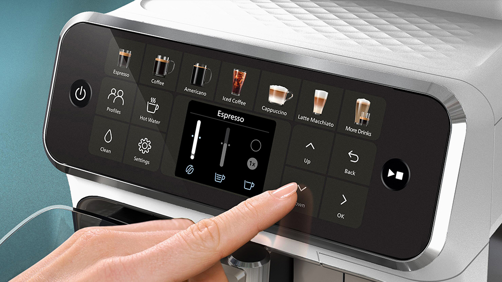 Člověk nastavující sílu kávy na automatickém kávovaru Philips LatteGo EP4443/70_09