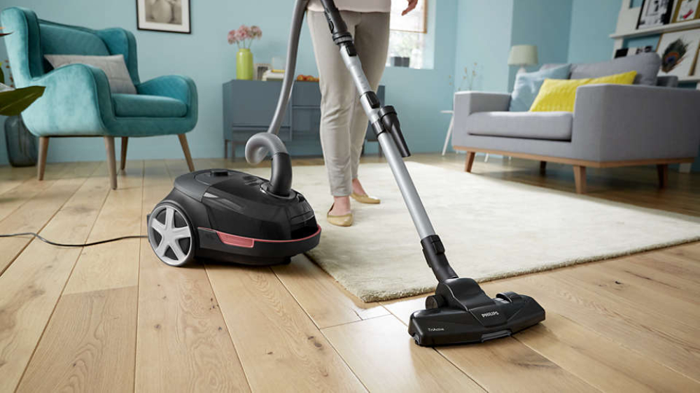 Žena vysává s vysavačem PHILIPS XD5123/10_03