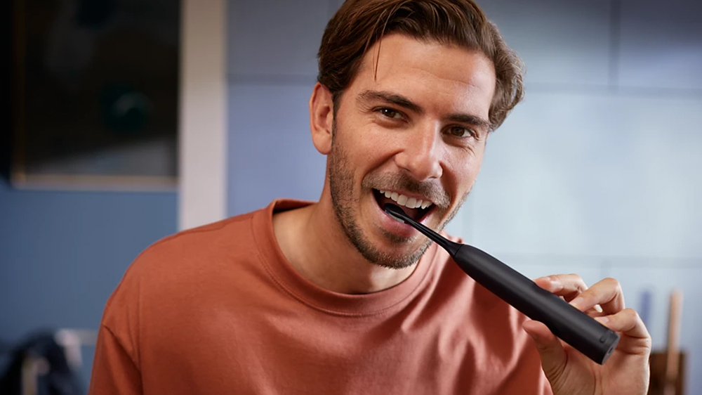 Muž čistící si zuby se sonickým zubním kartáčkem Philips HX7108/02_02