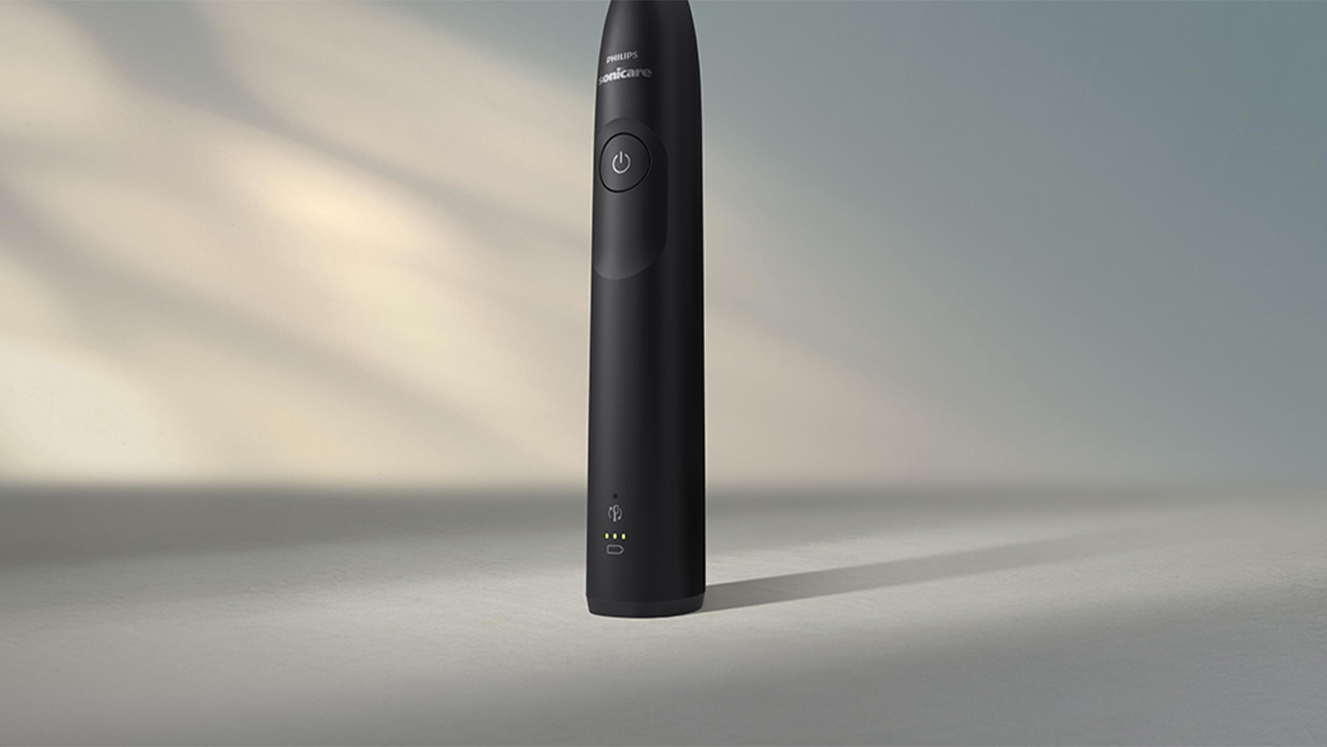 Pohled na tělo Sonického elektrického zubního kartáčku Philips Sonicare 5300 v černé barvě