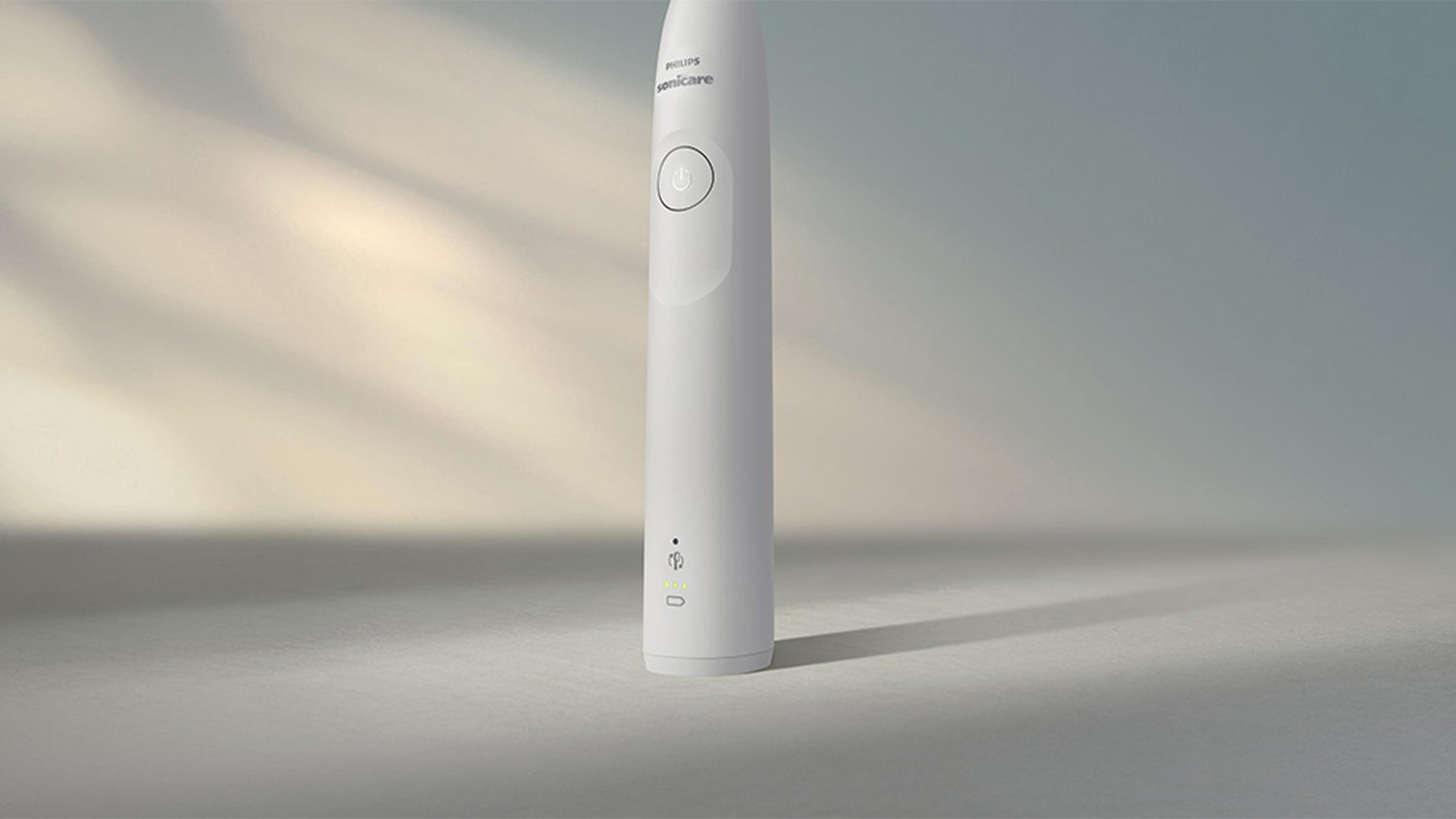 Pohľad na telo Sonickej elektrickej zubnej kefky Philips Sonicare 5300 v čiernej farbe