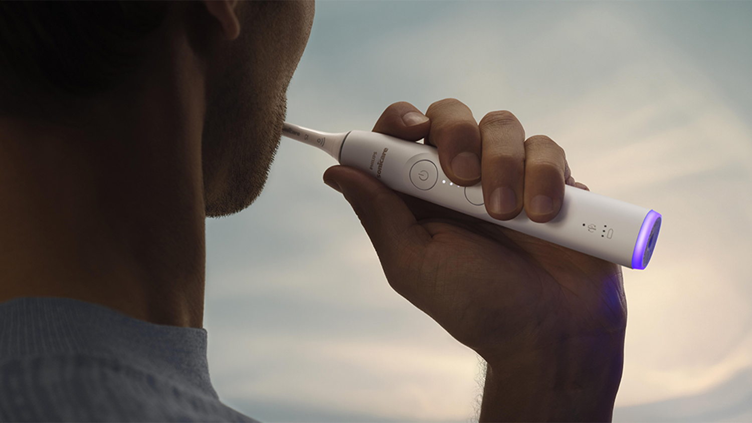 Vyobrazená světelná fialová signalizace spodního kroužku Sonického elektrického zubního kartáčku HX7400/01 Philips Sonicare 6100
