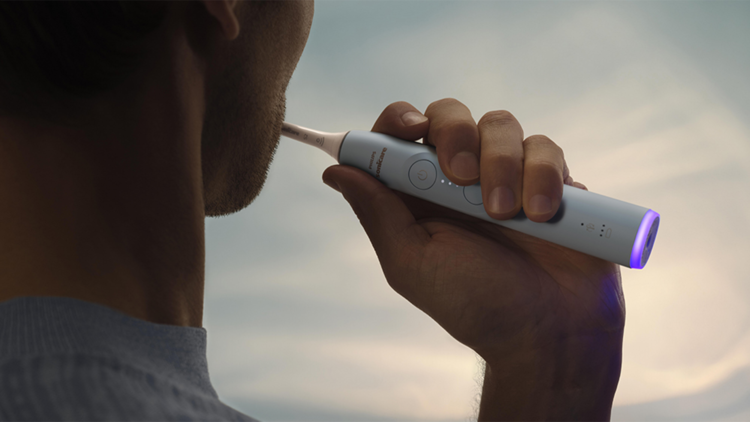 Vyobrazená světelná fialová signalizace spodního kroužku Sonického elektrického zubního kartáčku HX7406/01 Philips Sonicare 6100