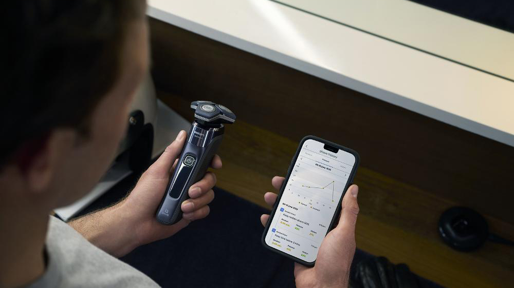 Aplikace Philips GroomTribe s holicím strojekem PHILIPS S7885/55 muž se holí namokro_03