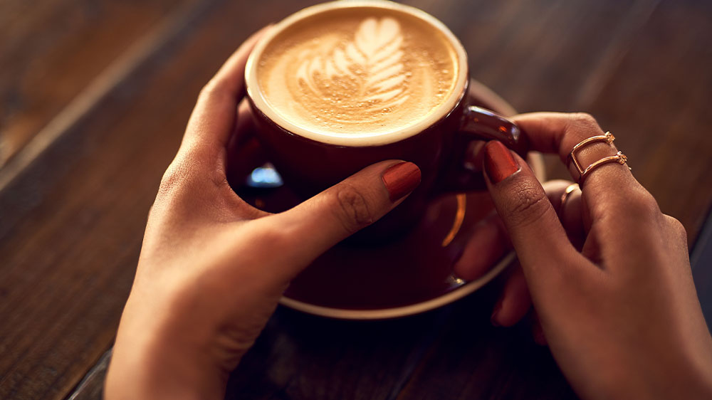 Žena drž&iacute;c&iacute; cappuccino_04