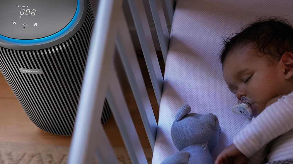 Čistička vzduchu PHILIPS AC3221/13 dítě vedle ní spí_04