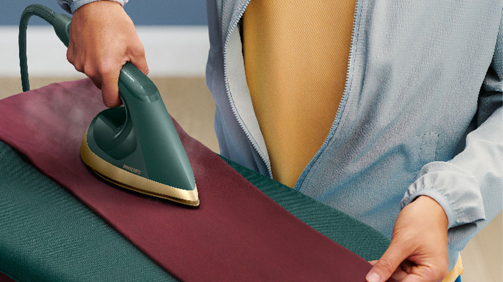 Člověk žehlící s parním generátorem PHILIPS AIS6020/70_03