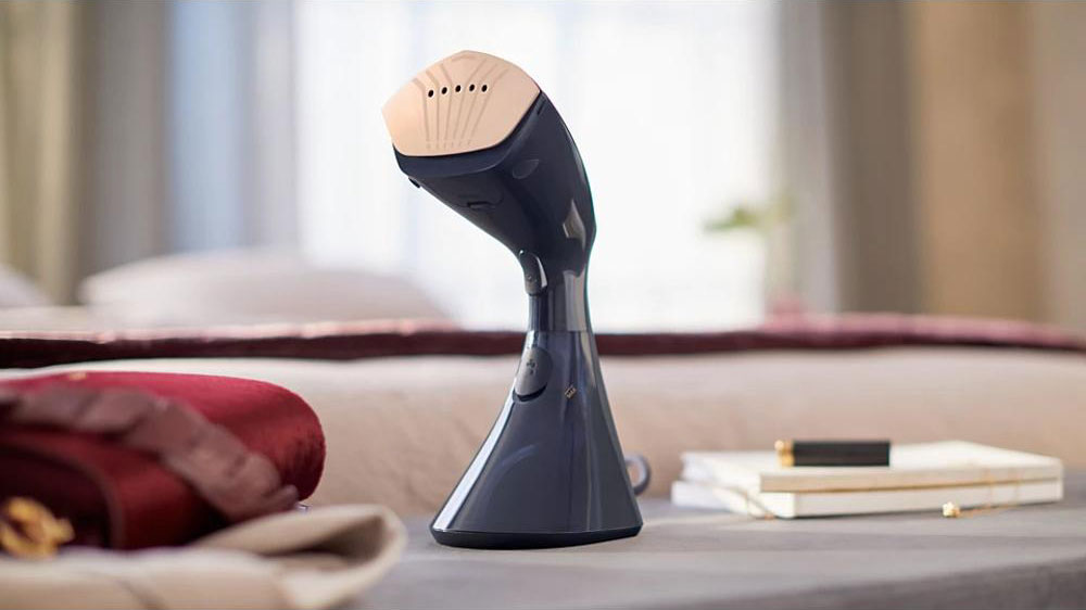 Ruční napařovač Philips GC810/20 na stolku_03