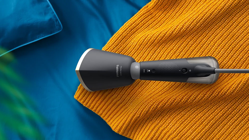 Ruční napařovač Philips STH5030/80 na svetru_02