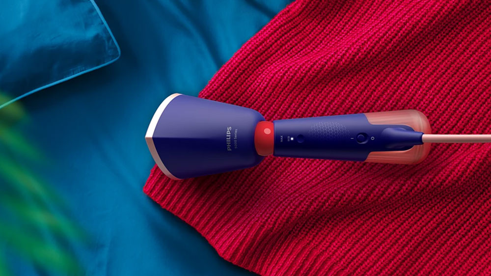 Ruční napařovač Philips STH5030/20 na svetru_02