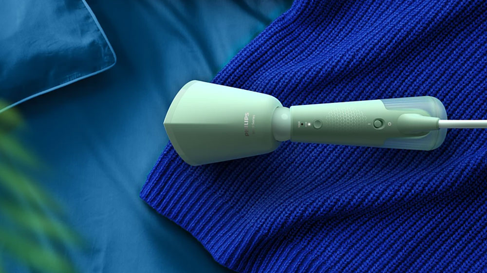 Ruční napařovač Philips STH5020/20 na svetru_02