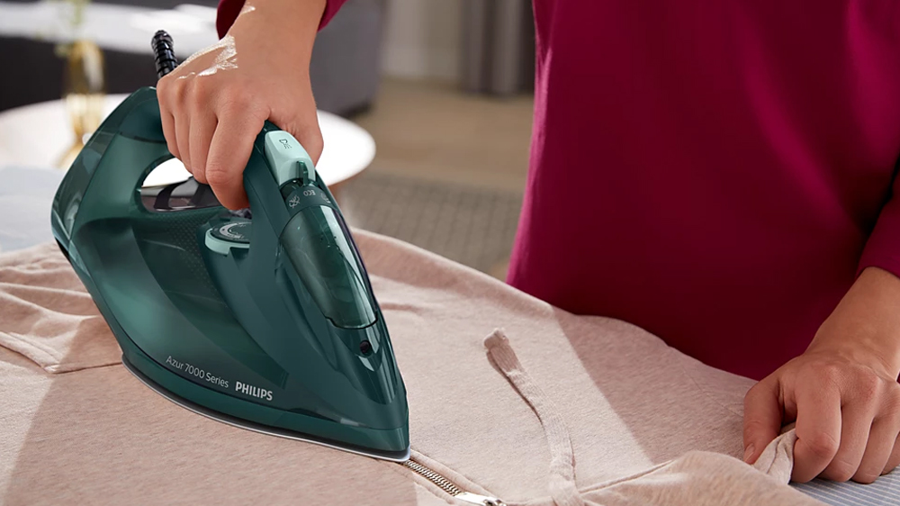 Žena žehlí žehličkou Philips DST7050/70_02