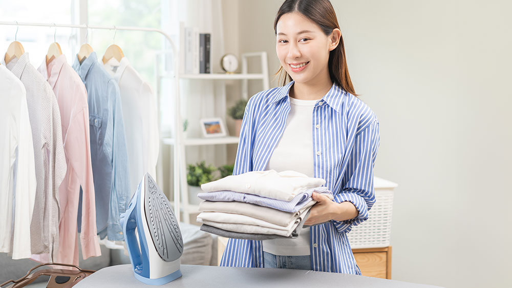 Žena s vyžehleným prádlem_04