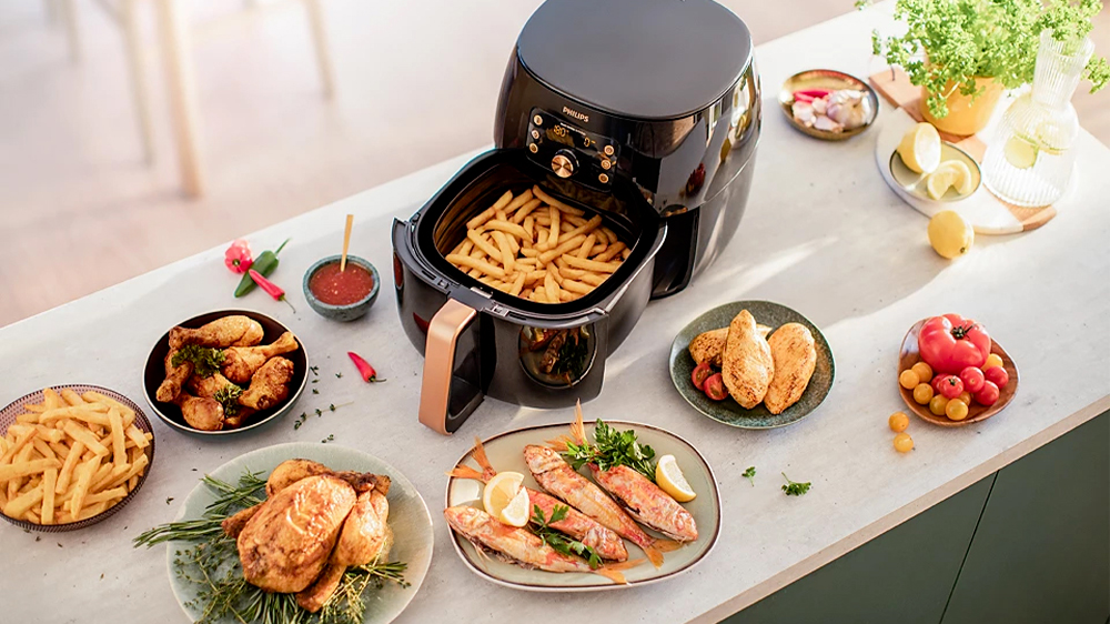Horkovzdušná fritéza Philips HD9867/90 rodina u stolu_04